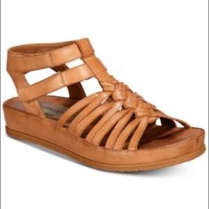 Nude BearTraps sandals w/memory foam